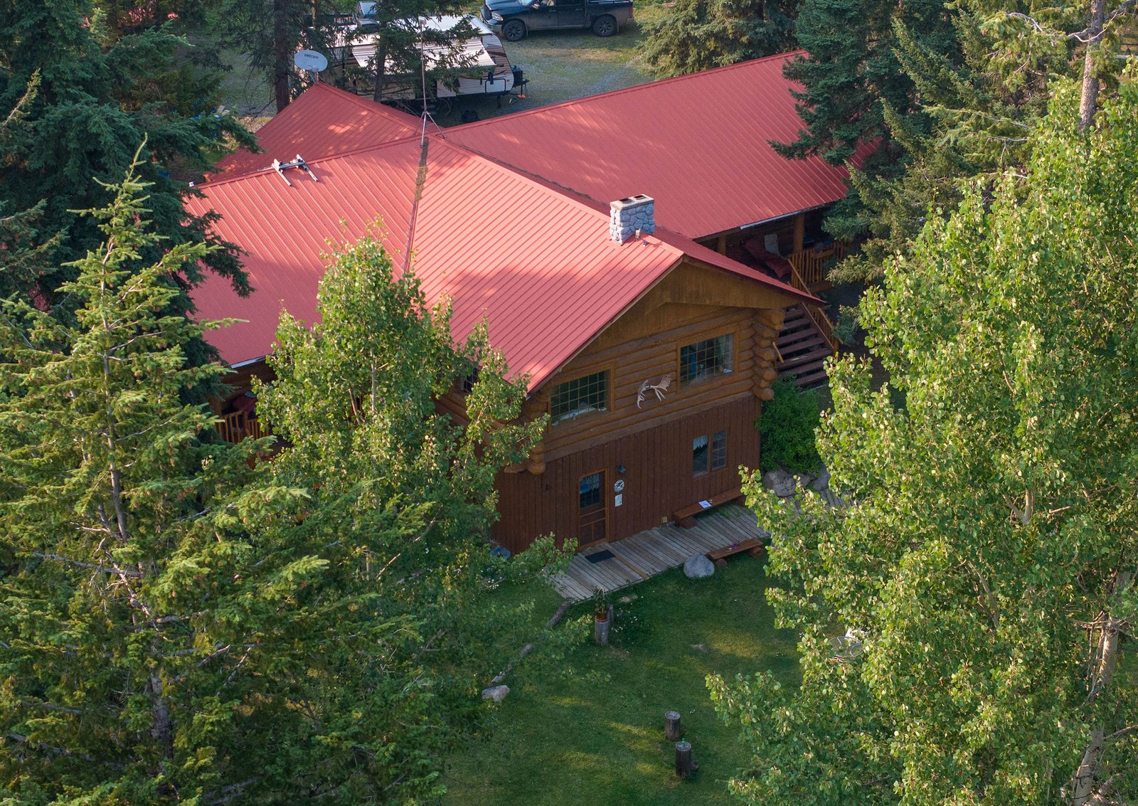 Die Beaver Guest Ranch zwischen Kiefern in British Columbia
